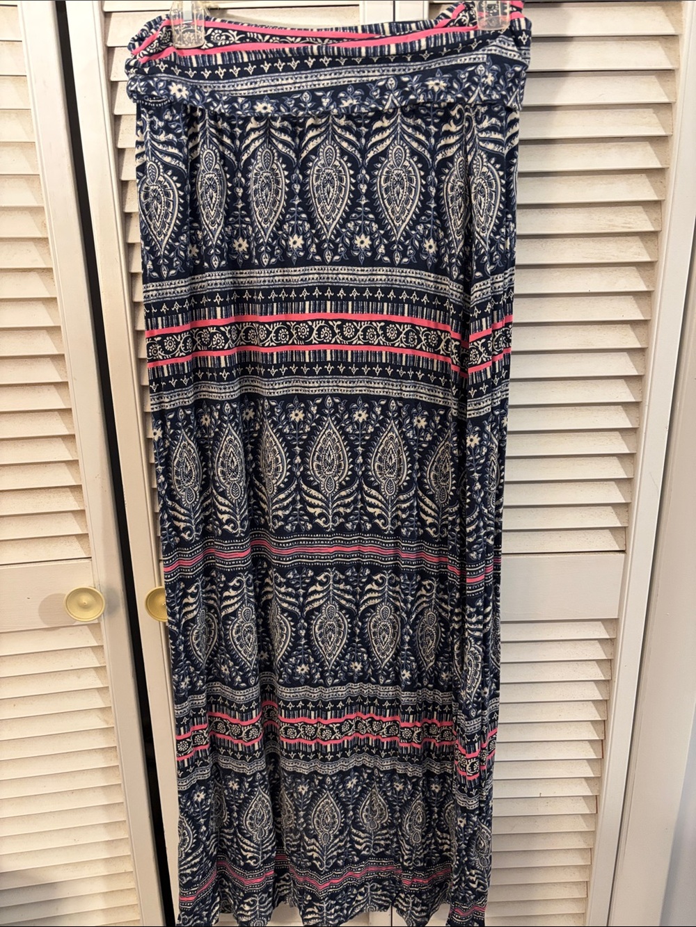 Artisan*NY navy blue and off white paisley patterned maxi skirt. Size L